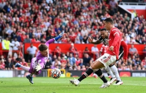 Ronaldo scoring past Newcastle goalkeeper on his debut