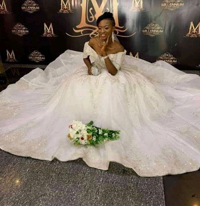 MWANAMKE MMOJA KUTOKA NCHINI NIGERIA KASHANGAZA WENGI MTANDAONI BAADA YA KUPIGA PICHA NA MUMEWE WAKIWA CHUMBANI SIKU CHACHE BAADA YA KUFANYA HARUSI.